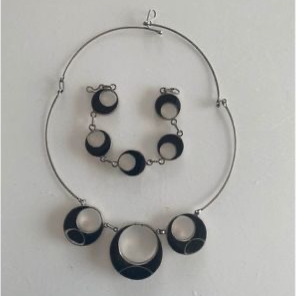 Reversible Black & White Necklace & Bracelet